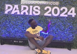 Ibrahima posa en París, donde trabaja como traductor durante los Juegos para el COE.