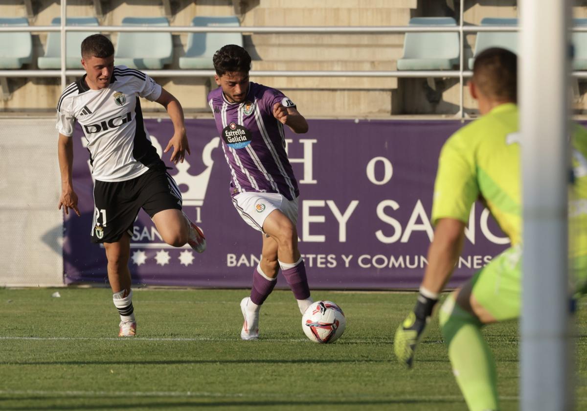 Moro avanza con el balón controlado durante el partido frente al Burgos.