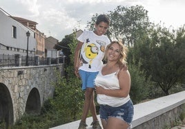 Yésica Valle y Jettar, junto al puente del barrio de San Lorenzo.