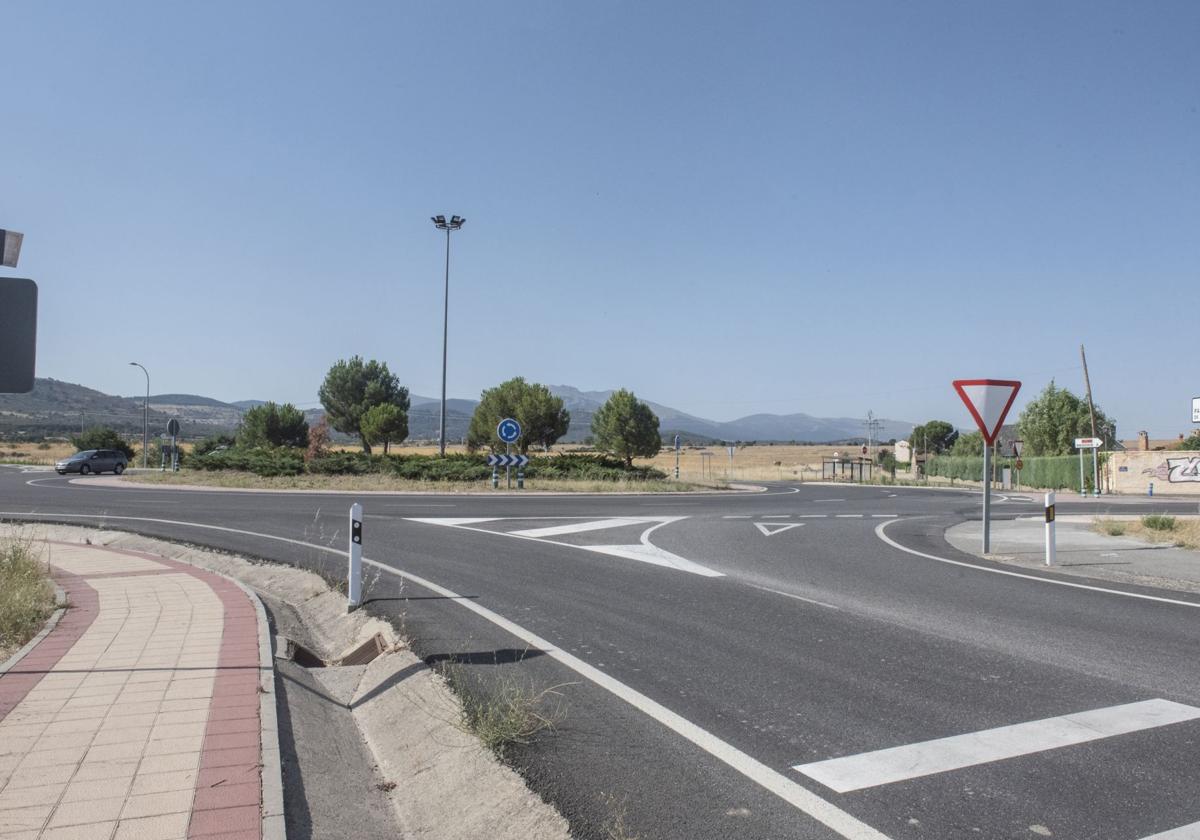 Rotonda de la CL-601 a la altura de Peñas del Erizo de la que partiría el vial hacia la estación del AVE.