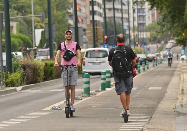 Patinetes en el carril bici de Isabel la Católica.