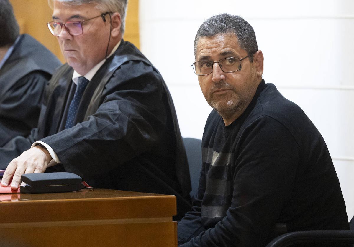 'El Chiqui', durante el juicio celebrado en la Audiencia de Valladolid en junio, junto a su abogado Agustín Martínez.