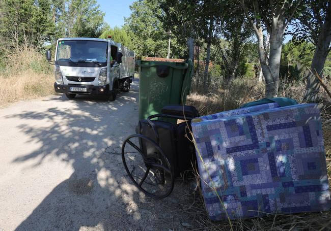 Objetos abandonados junto a contenedores.