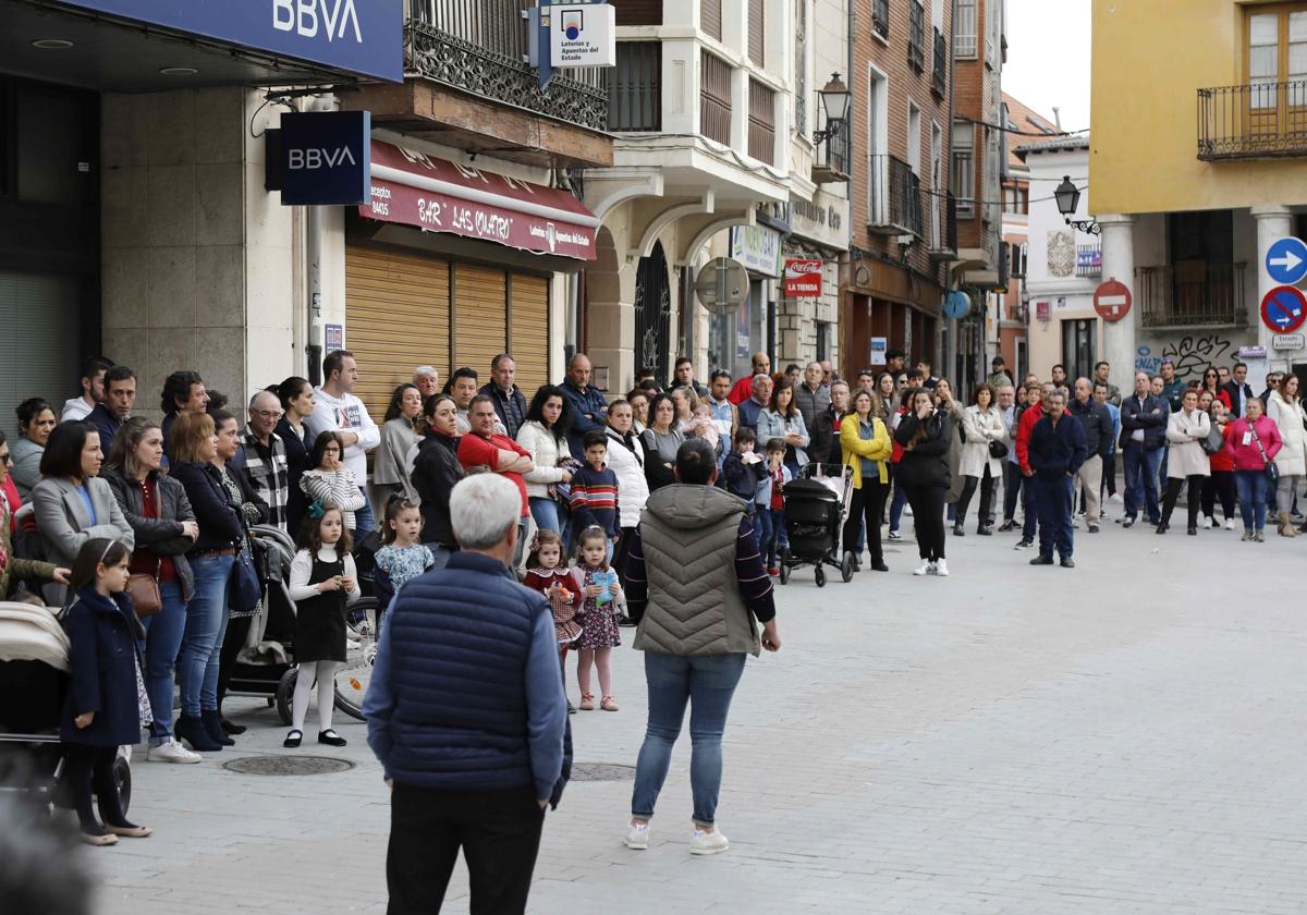 Concentración de repulsa vecinal tras la agresión en la plaza de España de Peñafiel.