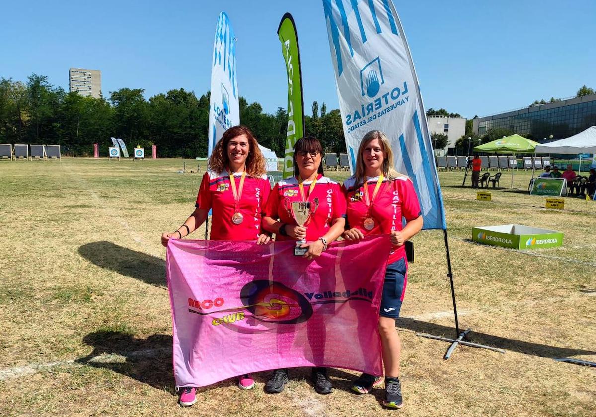 El equipo femenino del Arco Club Valladolid con sus medallas y trofeo de tercer puesto.