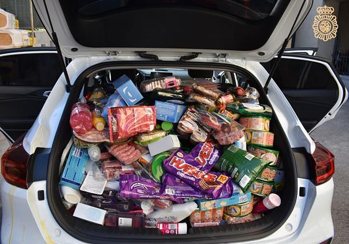 Maletero de las cinco detenidas, repleto de la comida robada en un supermercado de Segovia.