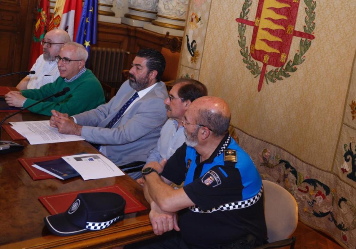 Francisco Pérez, con jersey verde, junto al concejal Alberto Gutiérrez Alberca, durante el anuncio de la obra de emergencia en Arco de Ladrillo.