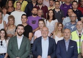 El alcalde, Jesús Julio Carnero, junto a los concejales Alberto Cuadrado (izquierda) y Francisco Blanco (derecha), en el acto de bienvenida de los 81 nuevos peones del Servicio de Limpieza del Ayuntamiento.