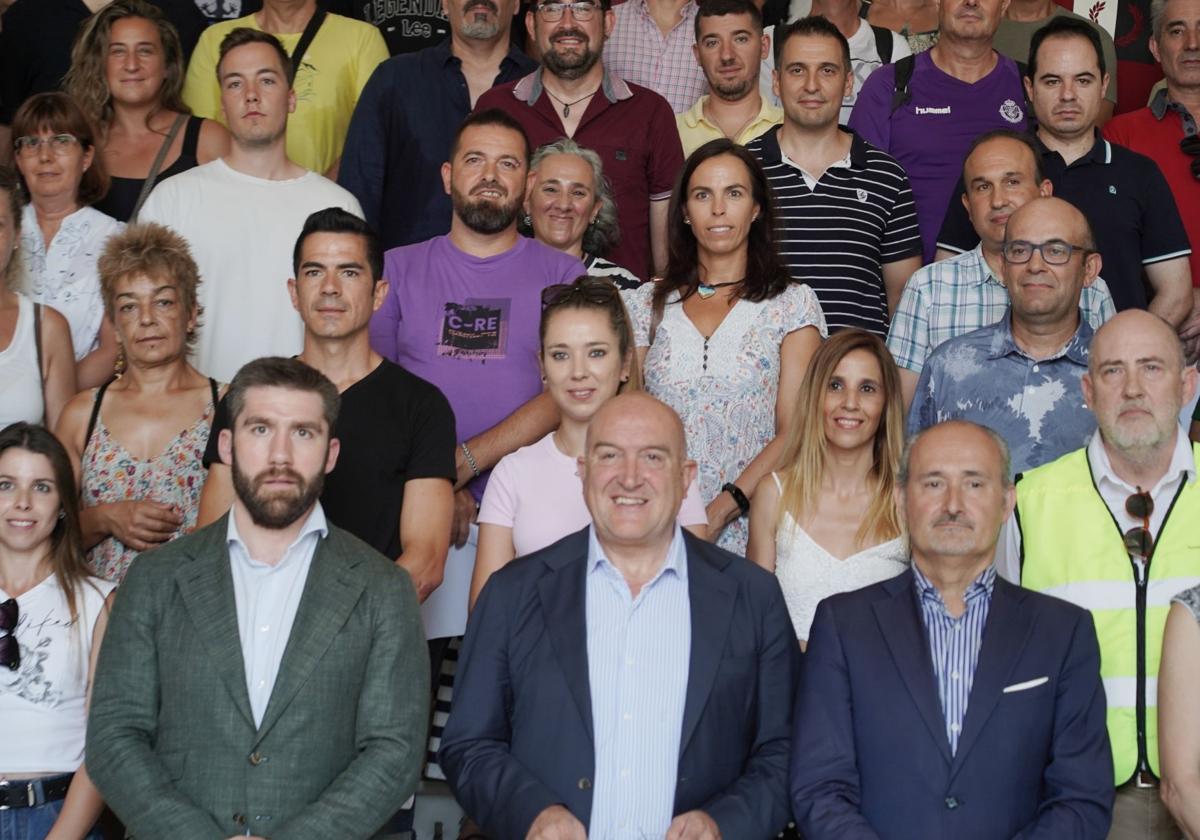 El alcalde, Jesús Julio Carnero, junto a los concejales Alberto Cuadrado (izquierda) y Francisco Blanco (derecha), en el acto de bienvenida de los 81 nuevos peones del Servicio de Limpieza del Ayuntamiento.