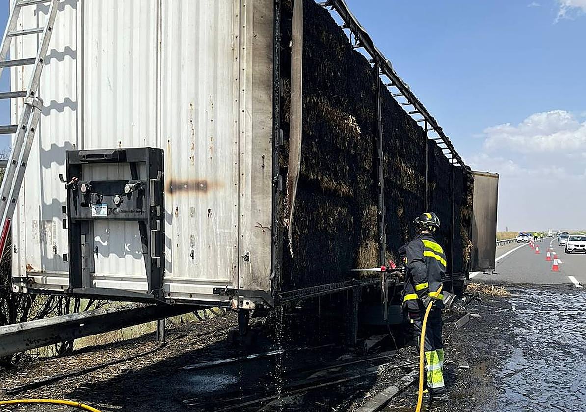 Los bomberos del parque de Tordesillas, durante la extinción del fuego en el camión en la A-6, a la altura de Alaejos.
