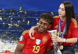 Lamine Yamal y Álex Padilla con el trofeo a mejor jugador joven de la Eurocopa 2024.