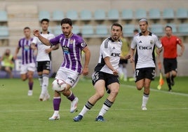 Raúl Moro trata de controlar el esférico, presionado por Atienza, en el encuentro ante el Burgos del pasado sábado en Palencia.