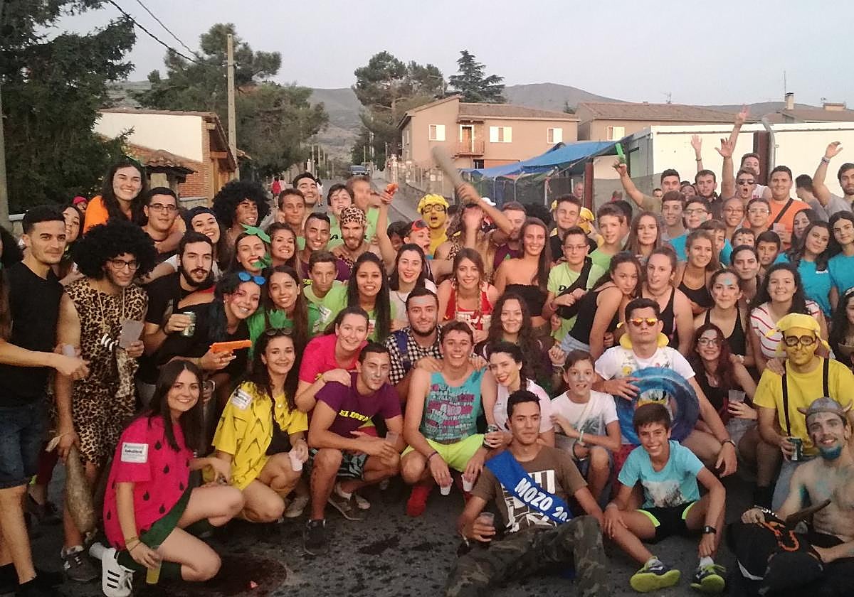 Los jovenes disfrutando de las fiestas de Otero de Herreros.