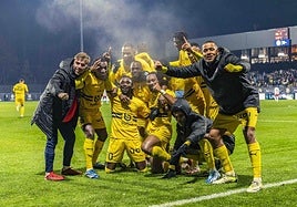 Jugadores del Pau FC celebrando una victoria.