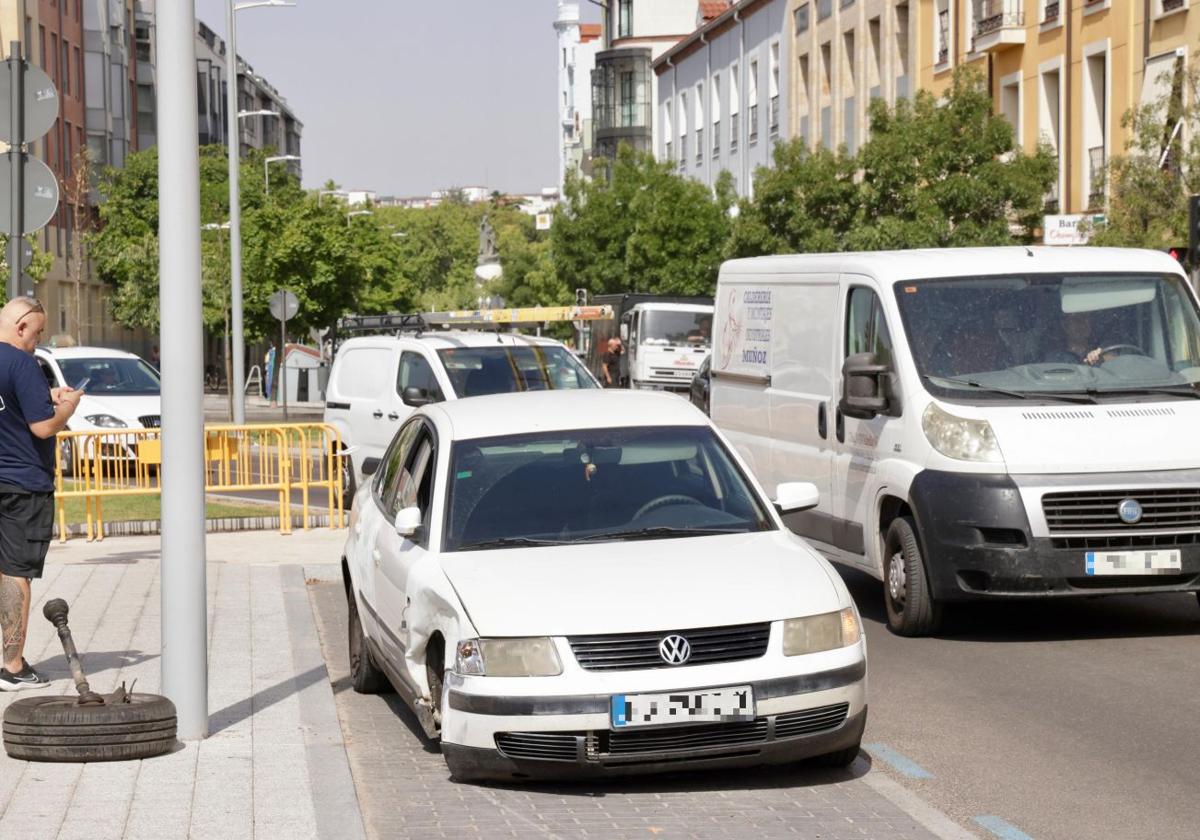 Estado en el que ha quedado el vehículo tras golpear a otros dos que estaban estacionados en la calle Estación.