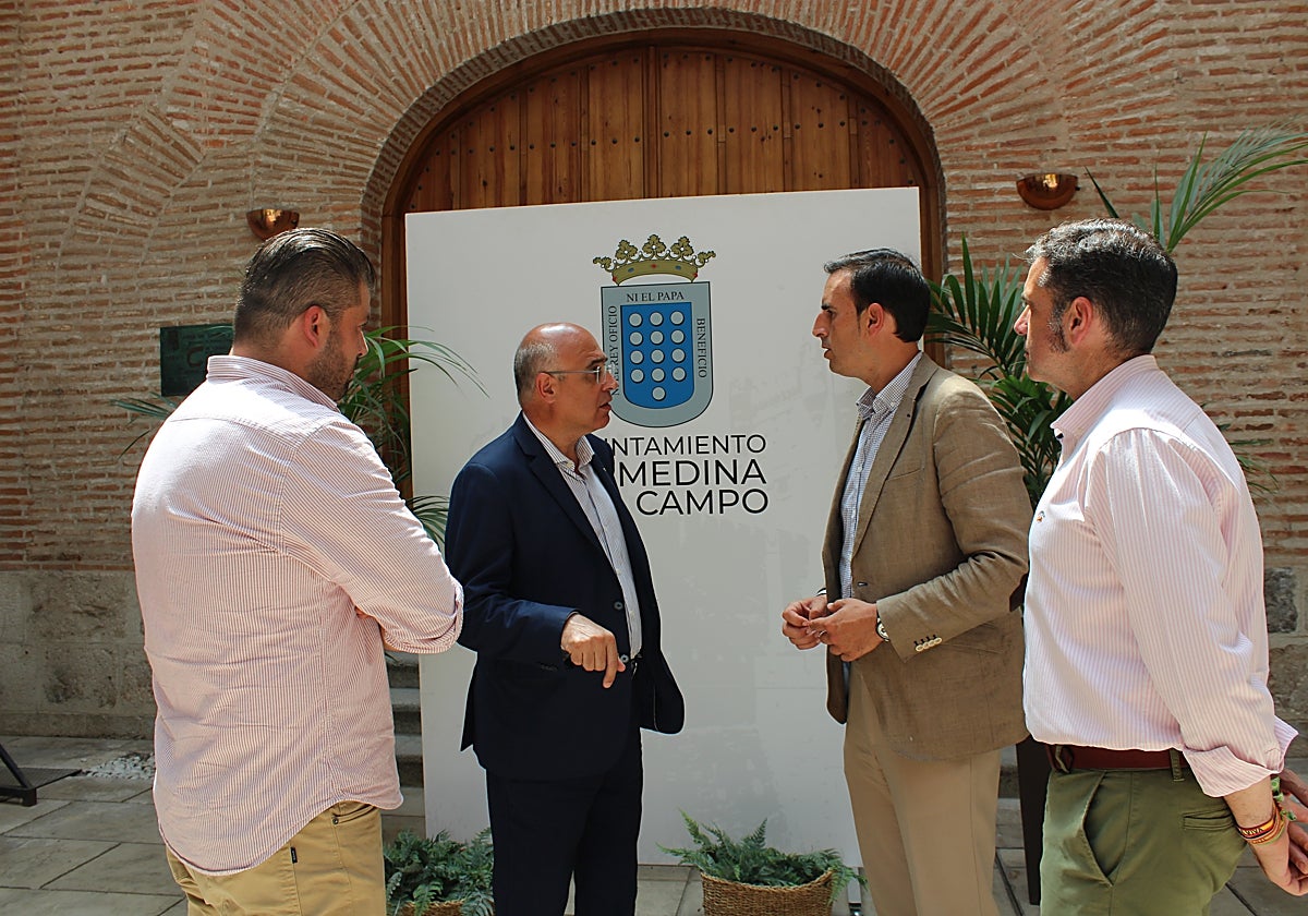 Jacinto Canales junto a Guzmán Gómez y los concejales Borja del Barrio y Alberto Amigo