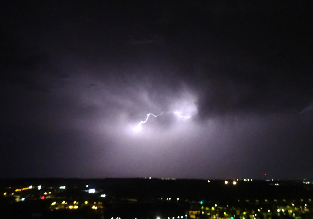 Los rayos iluminan la madrugada sobre Valladolid al filo de la medianoche.