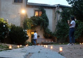 Velas en el patio de la Casa Museo Antonio Machado en la Noche de Patrimonio de 2023.