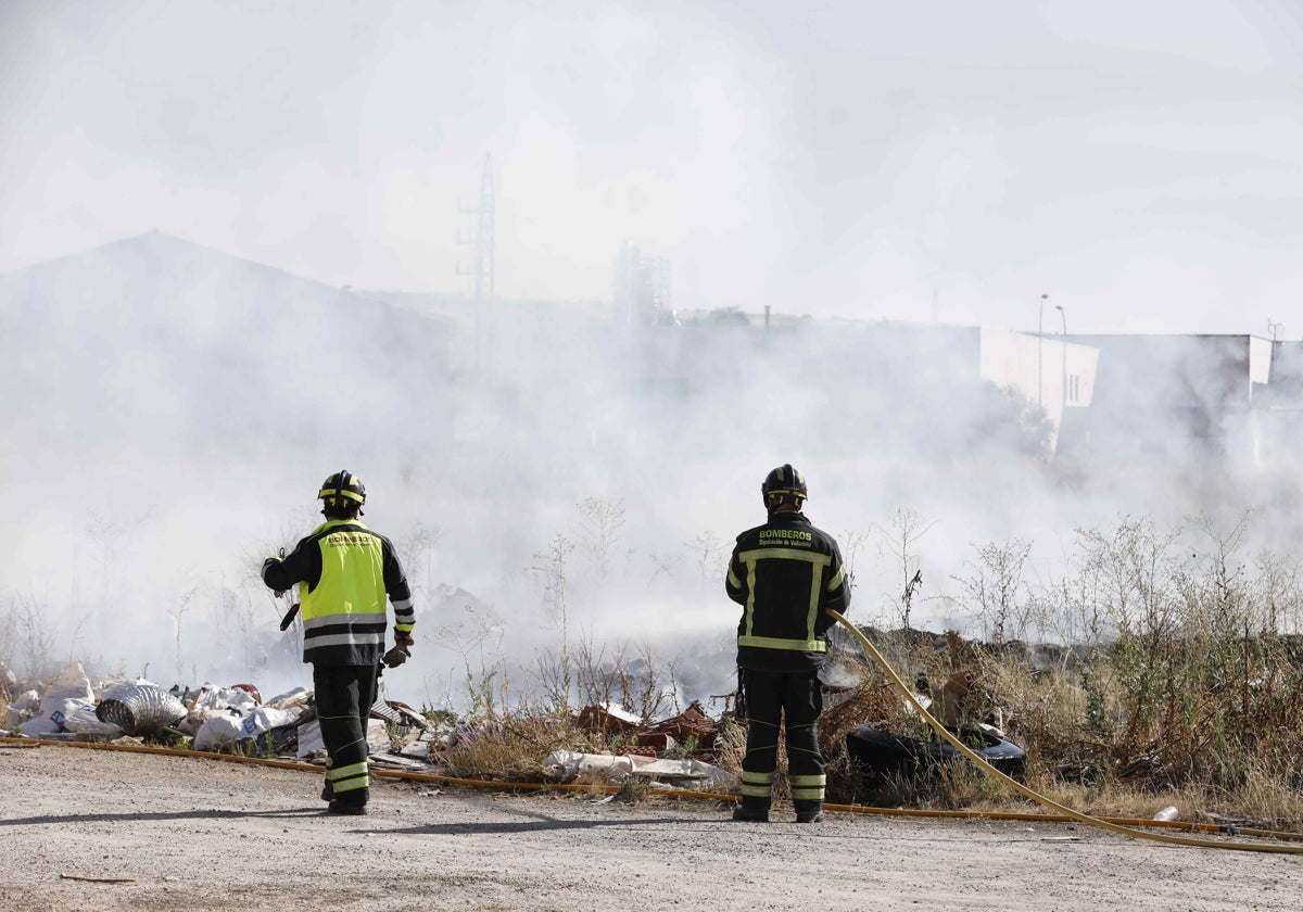 Bomberos del parque de Peñafiel extinguiendo el incendio.