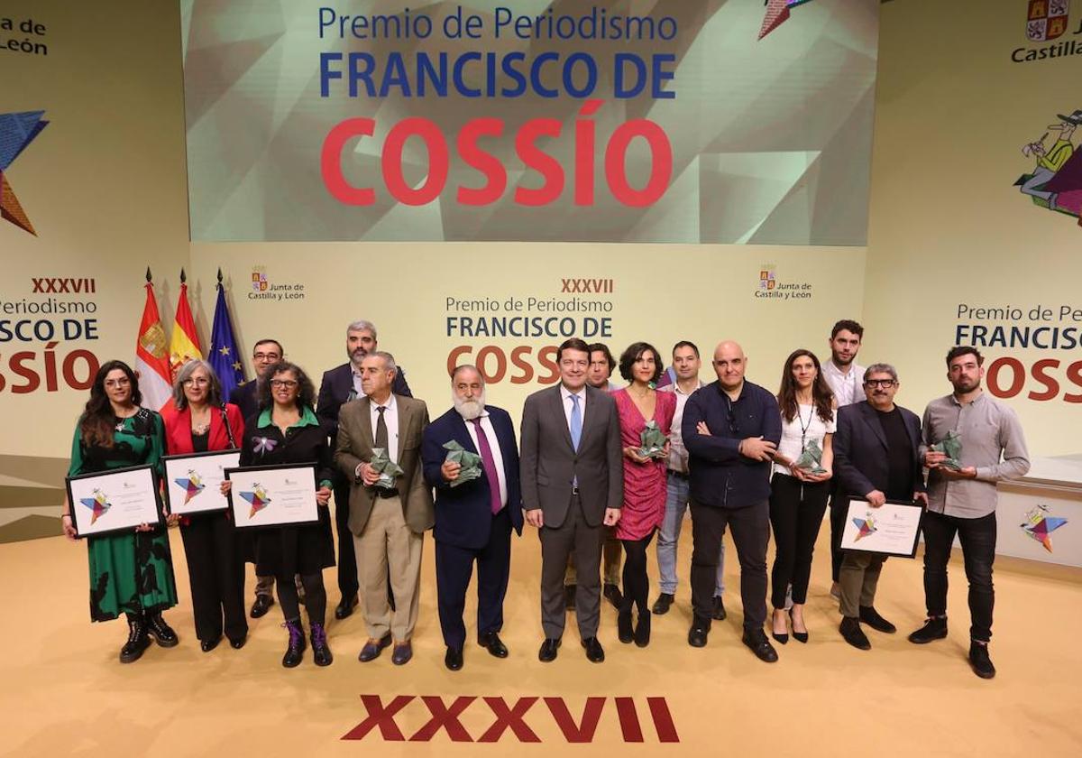 Foto de familia de los galardonados con los XXXVII Premios Francisco de Cossío.