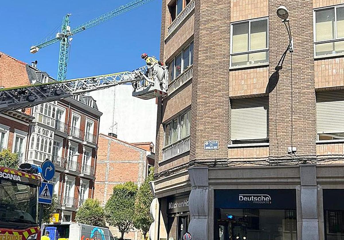 Intervención de los Bomberos en el edificio de la esquina de las calles Marqués del Duero y Esgueva.