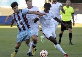 Fernán disputa un balón dividido con un jugador del Real Ávila.