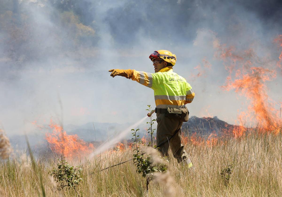 Los servicios de extincion de incendios de la Junta trabajan en el lugar.