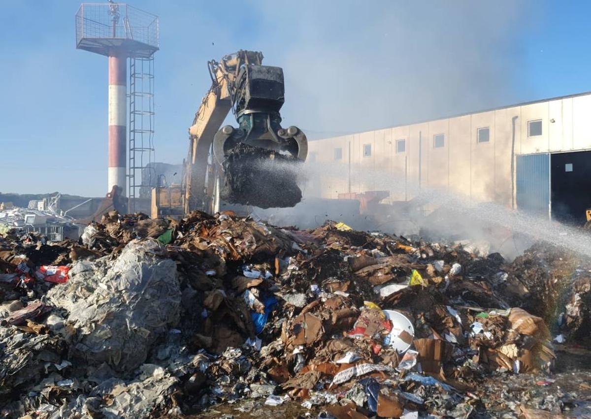 Imagen secundaria 1 - Diferentes fases por la que pasó el incendio de la fábrica.