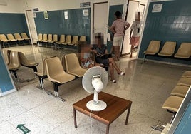 Ventilador colocado sobre una mesa en la sala de espera del centro de especialidades de Pilarica.