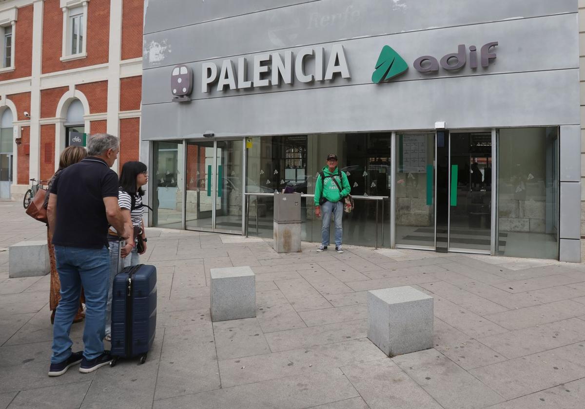 Usuarios en la estación de trenes en Palencia, en una imagen de archivo.