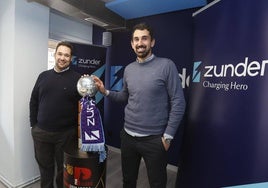 El fundador de Zunder, Daniel Pérez Gutiérrez, a la izquierda, posa con la Copa Princesa de 2023 en las instalaciones de la empresa.