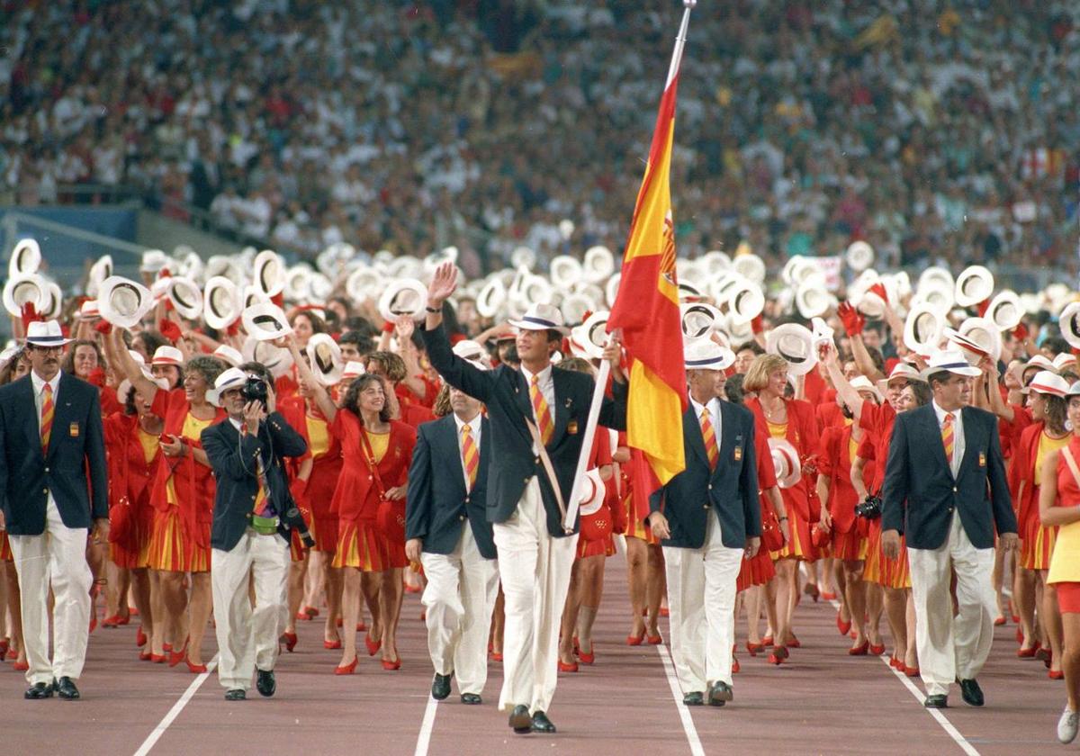 El príncipe Felipe encabeza el equipo español en la ceremonia inaugural de Barcelona 92.