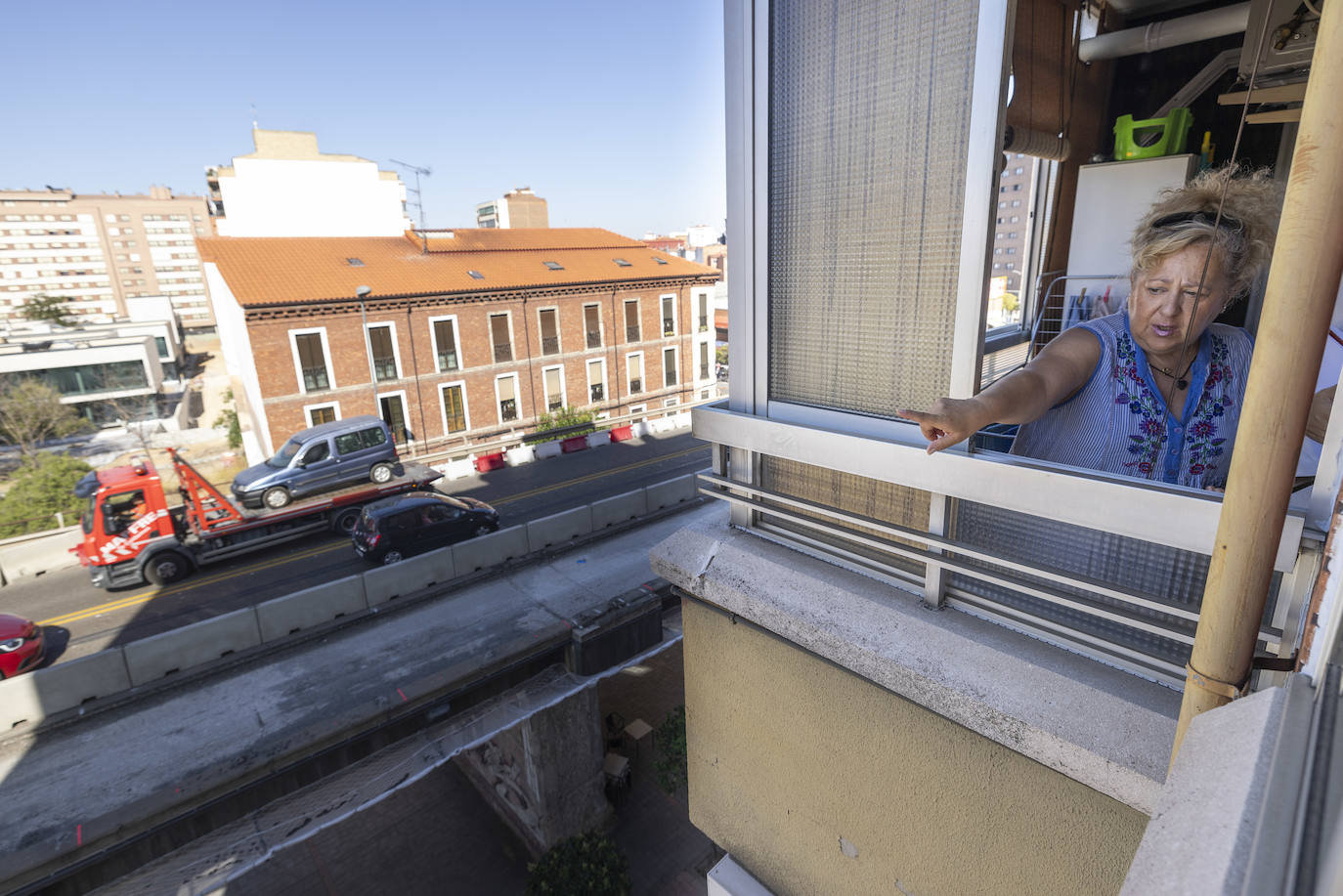 Ana Raquel, en la ventana de su cocina.