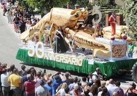 Carroza del 50ª aniversario del festival, el pasado año.