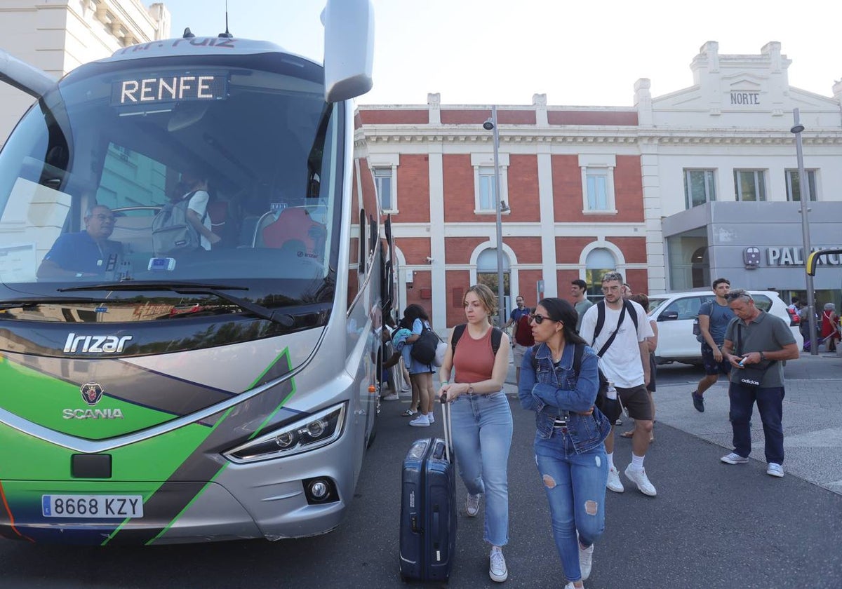 Renfe inicia los traslados en bus a Cantabria por las obras del AVE