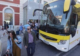 Los viajeros se disponen a subirse a autobuses para ir a Cantabria.