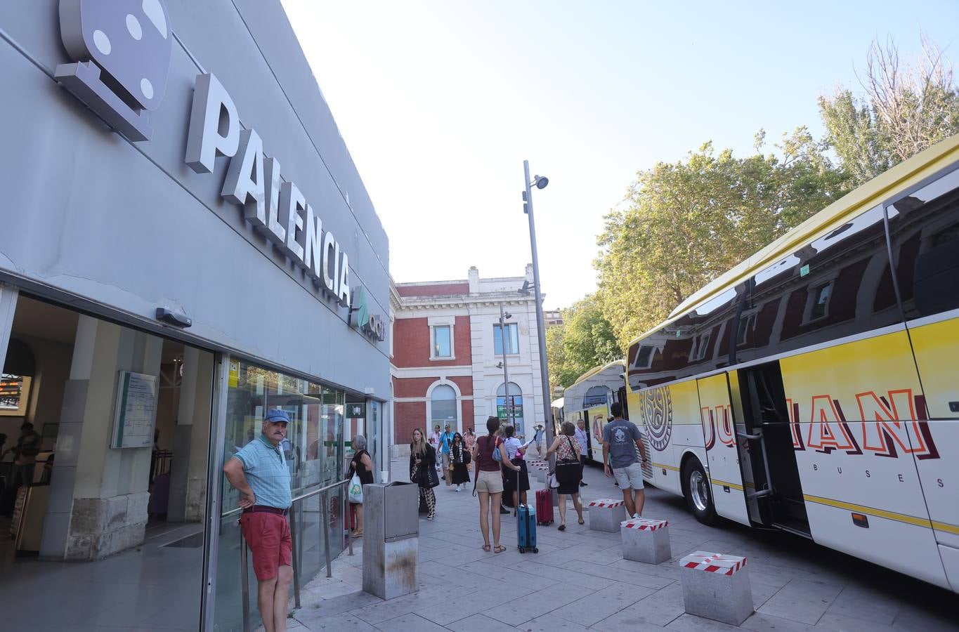 Renfe inicia los traslados en bus a Cantabria por las obras del AVE