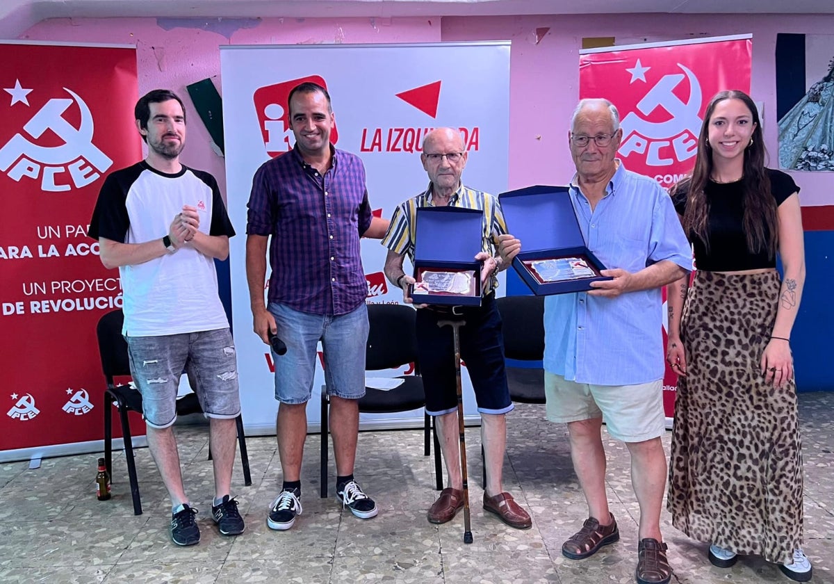 Los dos homenajeados, Antonio Carrión y José Luis Manjarrés, junto con miembros de IU-Alternativa Tordesillas.