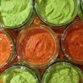 Salsas de tomate, queso y guacamole