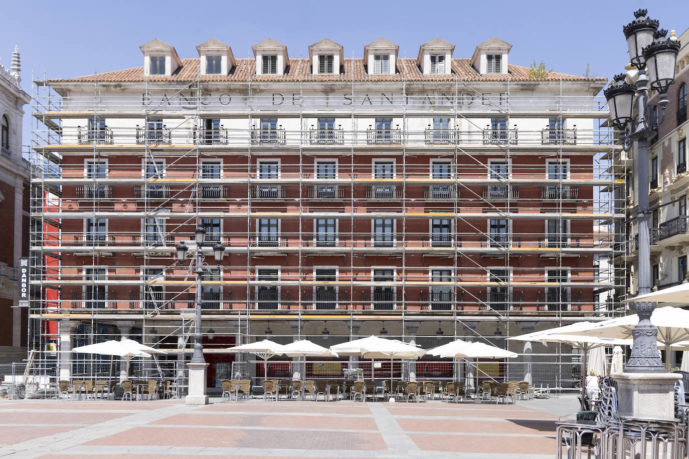 La sede del Banco Santander, en la Plaza Mayor, cubierta de andamios este jueves.