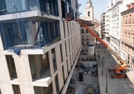 Obras en el edificio de Zara en la calle Constitución.