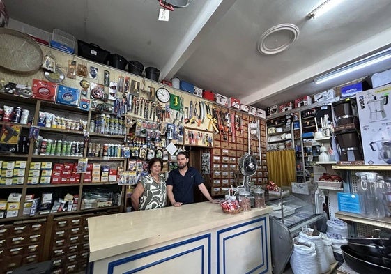 Fran Zaera, en una de las zonas de la tienda, junto a su madre Bibiana.