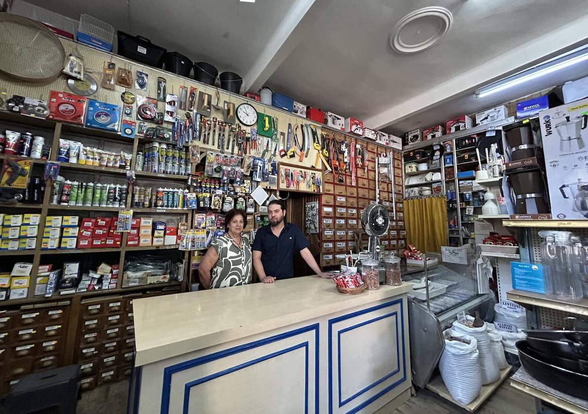 Fran Zaera, en una de las zonas de la tienda, junto a su madre Bibiana.