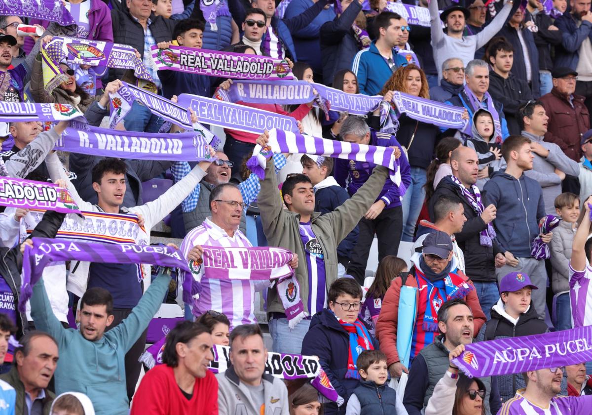 Aficionados del Real Valladolid, durante un partido la pasada temporada.