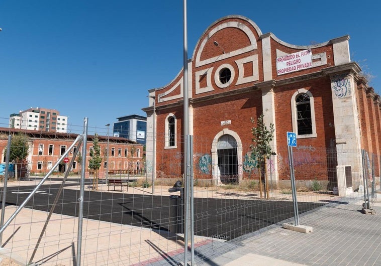 Las calles, listas para su apertura, contrastan con los barracones en ruinas del antiguo cuartel Conde Ansúrez, con las vallas impidiendo el paso del lado del parque de La Paz.