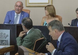 Máximo San Macario y Miguel Ángel de Vicente discuten durante el pleno.