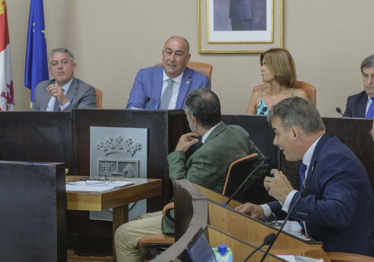 Máximo San Macario y Miguel Ángel de Vicente discuten durante el pleno.