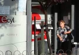 Una mujer sale de las oficinas del Ecyl en Segovia.