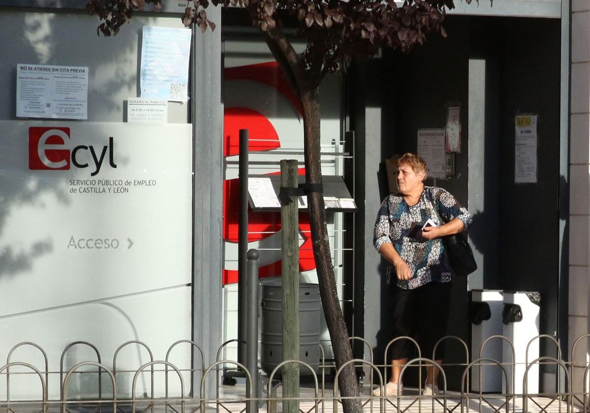 Una mujer sale de las oficinas del Ecyl en Segovia.