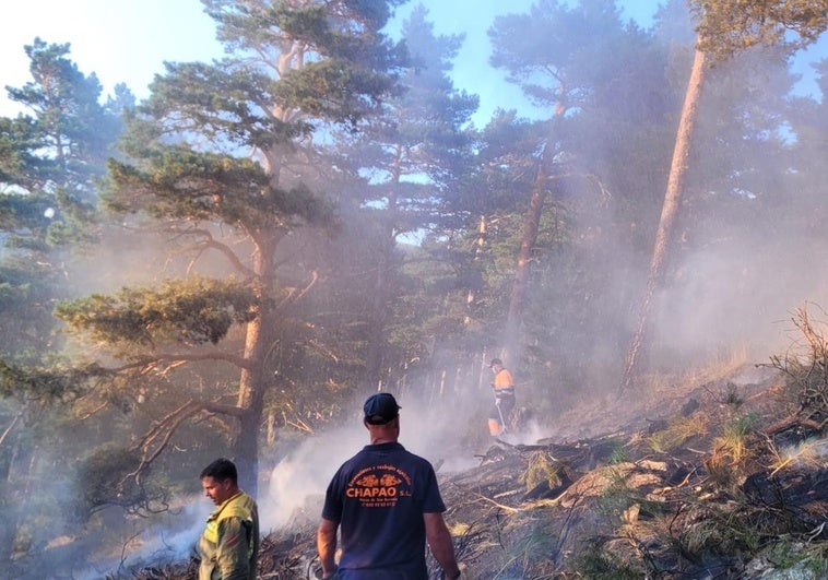 Labores de control del incendio en la sierra de Guadarrama.